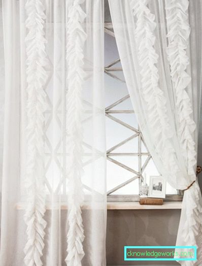 Fehér függöny - merész design ízléssel. Valódi fotók a belső térben