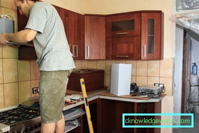 Hogyan kell a konyhai szekrényeket a falra akasztani