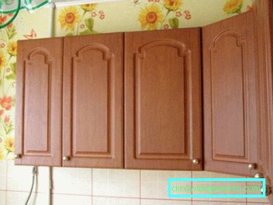 Hogyan kell a konyhai szekrényeket a falra akasztani
