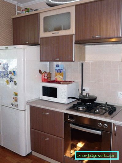 Különböző méretű, sarok konyhák hűtőszekrénnyel Különböző méretű, sarok konyhák hűtőszekrénnyel