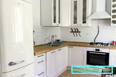 Különböző méretű, sarok konyhák hűtőszekrénnyel Különböző méretű, sarok konyhák hűtőszekrénnyel