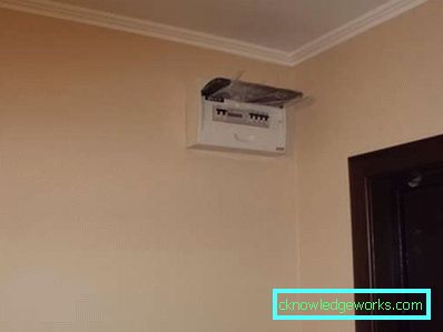 Bútor egy hosszú, keskeny folyosón - a folyosóról és a belsőépítészetről készült fotó
