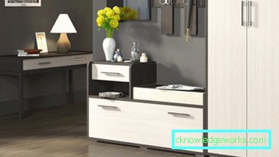 Polcok a folyosón keskenyek egy üléssel Obuvnitsa a folyosón keskeny, egy üléssel