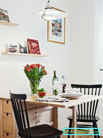Fali asztal a konyhában Fali asztal a konyhában
