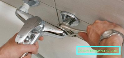 A keverő felszerelése a fürdőszobában A keverő felszerelése a fürdőszobában