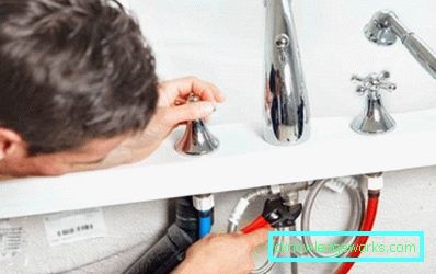 A keverő felszerelése a fürdőszobában A keverő felszerelése a fürdőszobában